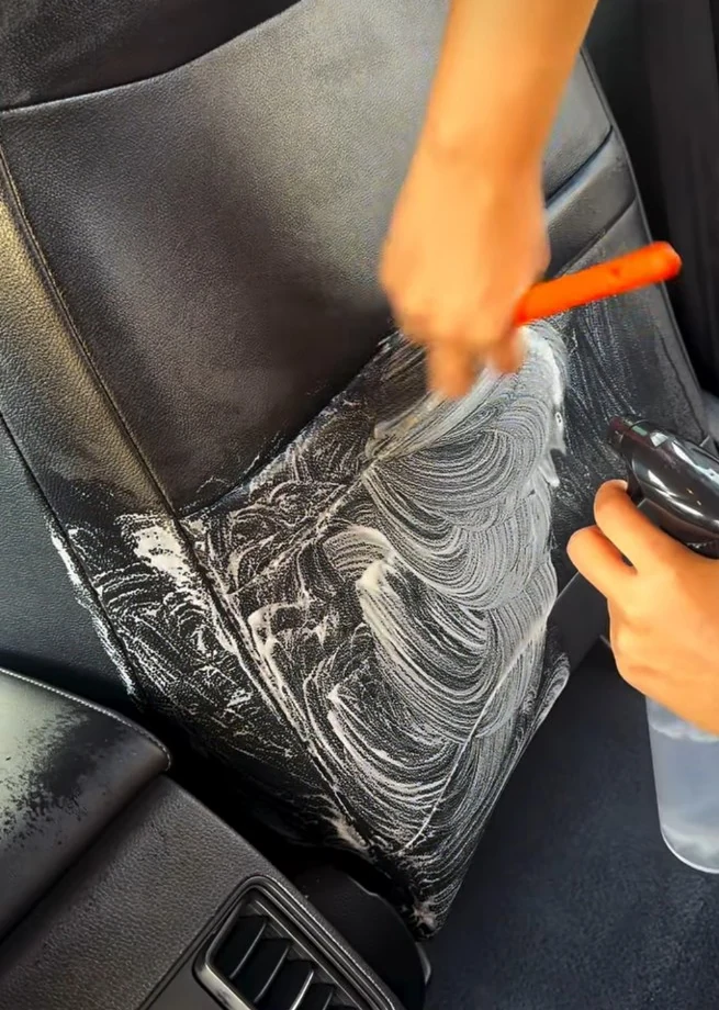Limpeza de banco de couro em andamento