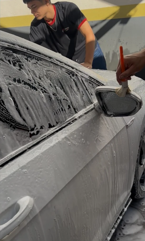 Lavagem da carroceria com espuma